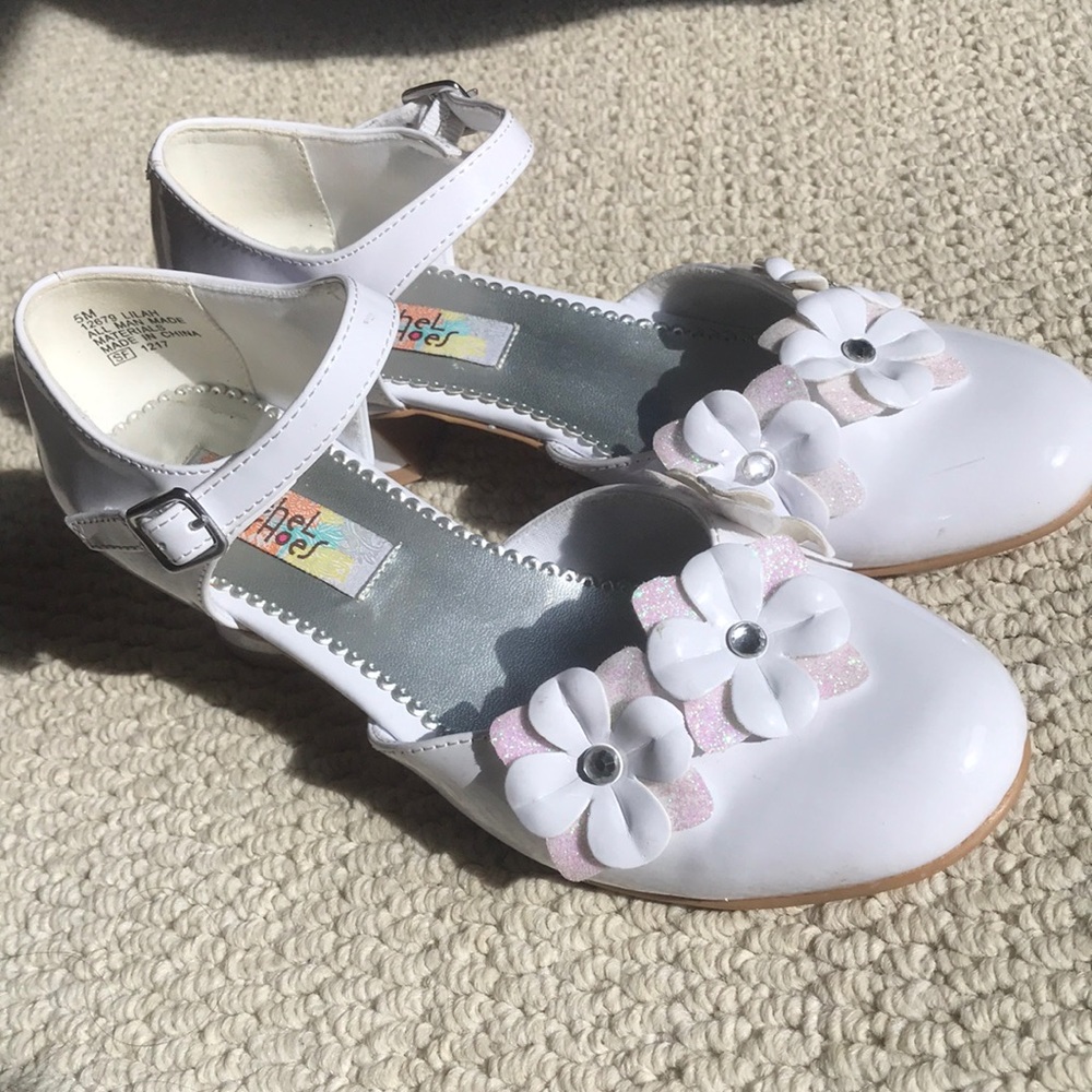 White dress shoes with heel and flower accents